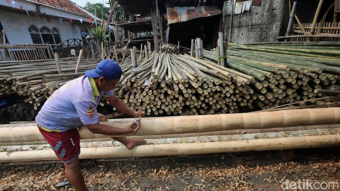 Pekerja mengupas kulit batang pohon pinang di kawasan Manggarai, Jakarta, Senin (10/8/2026). Penjualan batang pinang untuk perlombaan panjat pinang mulai marak menjelang peringatan HUT ke-81 Kemerdekaan RI. Batang pohon pinang yang telah dibersihkan dan dirapikan dijual dengan harga mulai dari Rp800 ribu per batang, belum termasuk biaya pengiriman. Menurut pedagang, batang pinang yang rata-rata memiliki panjang sekitar 9 meter tersebut didatangkan dari wilayah Rangkasbitung, Banten. Sejumlah pesanan mulai berdatangan, salah satunya dari kawasan Kalimalang yang setiap tahun rutin menggelar perlombaan panjat pinang. Pedagang berharap tradisi panjat pinang dalam rangka memperingati Hari Kemerdekaan RI tetap dipertahankan karena memiliki nilai kebersamaan dan gotong royong yang kuat. Panjat pinang masih menjadi salah satu perlombaan yang banyak dipilih masyarakat untuk memeriahkan peringatan Hari Kemerdekaan di lingkungan tempat tinggal