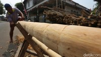 Pedagang menjual batang pinang yang telah dibersihkan dan dirapikan dengan harga mulai Rp800 ribu per batang, belum termasuk biaya pengiriman. Batang yang dipasarkan rata-rata memiliki panjang sekitar sembilan meter.