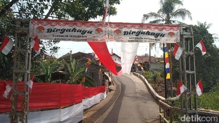 Bendera panjang di Desa Cieurih, Majalengka.