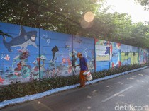 Bikin Pangling, Tembok Kusam Sungai Tiram Disulap Jadi Mural Cantik