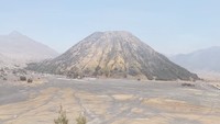 Inilah panorama Bromo yang terekam dari kamera ponsel Celine. Jadi buat siapa saja yang mau menikmati sunset, sunrise, masih bisa karena arenya cukup jauh dari lokasi kebakaran, jelasnya. Foto: Instagram @celine_evangelista