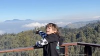 Putra bungsu Celine menikmati udara dan panorama Bromo. Foto: Instagram @celine_evangelista