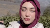 Celine Evangelista sejak beberapa hari lalu berlibur di kawasan Boromo, Jawa Timur. Celine membagikan kondisi Bromo bila dari tempatnya menginap.Foto: Instagram @celine_evangelista