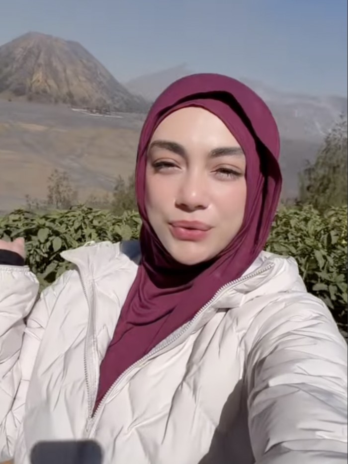 Celine Evangelista liburan ke Bromo.