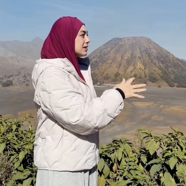 Celine Evangelista Perlihatkan Panorama Bromo yang Gak Terimbas Kebakaran