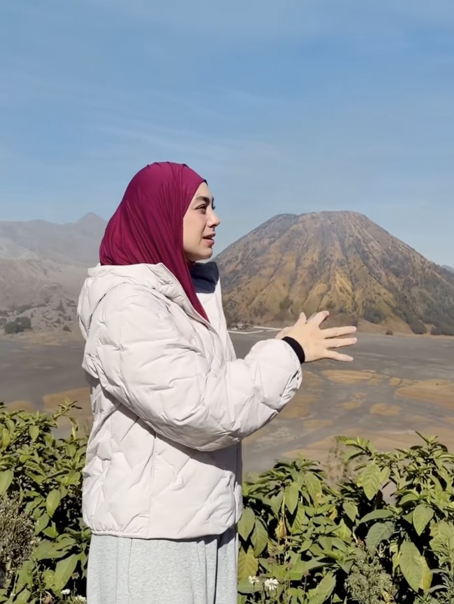 Celine Evangelista Perlihatkan Panorama Bromo yang Gak Terimbas Kebakaran