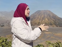 Celine Evangelista Perlihatkan Panorama Bromo yang Gak Terimbas Kebakaran