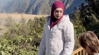 Kita tetap bisa menikmati view dan menikmati fasilitas dari hotel yang masyaallah. Beberapa jalan di tutup untuk akses masuk ke Bromo, jadi mungkin beberapa akses ada yang dibuka juga. jadi cari informasi lebih lanjut ya, tutup Celine Evangelista. Foto: Instagram @celine_evangelista