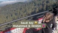 Saudi Boy, Muhammad dan Ibrahim, tulis Celine melihat dua putranya jalan-jalan di atas jembatan. Foto: Instagram @celine_evangelista