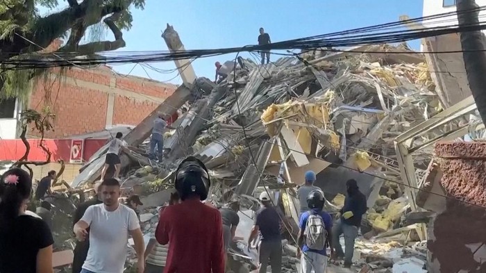 People watch as a building collapses during an earthquake in Pereira, Colombia August 10, 2026 in this screen grab obtained from a social media video. Social Media/via REUTERS  THIS IMAGE HAS BEEN SUPPLIED BY A THIRD PARTY. NO RESALES. NO ARCHIVES. N