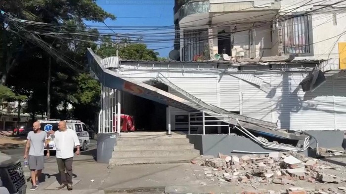 Bangunan runtuh akibat gempa bumi berkekuatan Magnitudo 7,4 yang mengguncang Kolombia pada Senin (10/8) waktu setempat (via REUTERS/SOCIAL MEDIA)