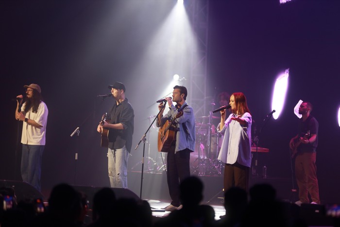 Konser What A Beautiful Name Tour di The Kasablanka Hall menghadirkan Reuben Morgan dan Ben Fielding, menciptakan momen spiritual yang tak terlupakan.