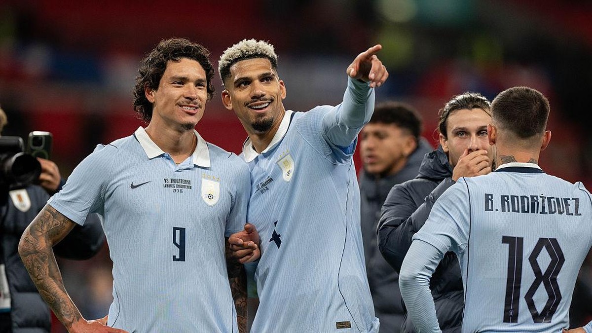 Darwin Nunez mendoakan Ronald Araujo sukses di Liverpool. (Getty Images/Sebastian Frej)