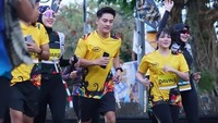 Davina Karamoy lari dalam ajang lari yang digelar di Magelang, Jawa Tengah. Terlihat di sampingnya ada Boy William. (Foto: dok Instagram boywilliam17)