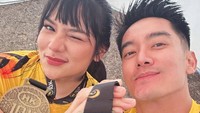 Davina Karamoy berpose bareng Boy William setelah berhasil menyelesaikan kompetisi lari. Mereka tampak kompak memakai jersey kuning. (Foto: dok Instagram boywilliam17)