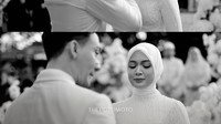 Dea Annisa bikin pangling saat keluar didampingi ibu dan kakaknya. Dea memakai busana pengantin dan berhijab. Foto: Instagram @deaaannisa / @thepotomoto