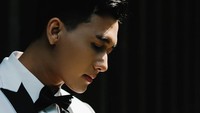 Zaki menggunakan setelan jas dari Bliss Tailor. Dia memilih White tuxedo dengan black shawl lapel. Foto: Instagram @deaaannisa / @thepotomoto