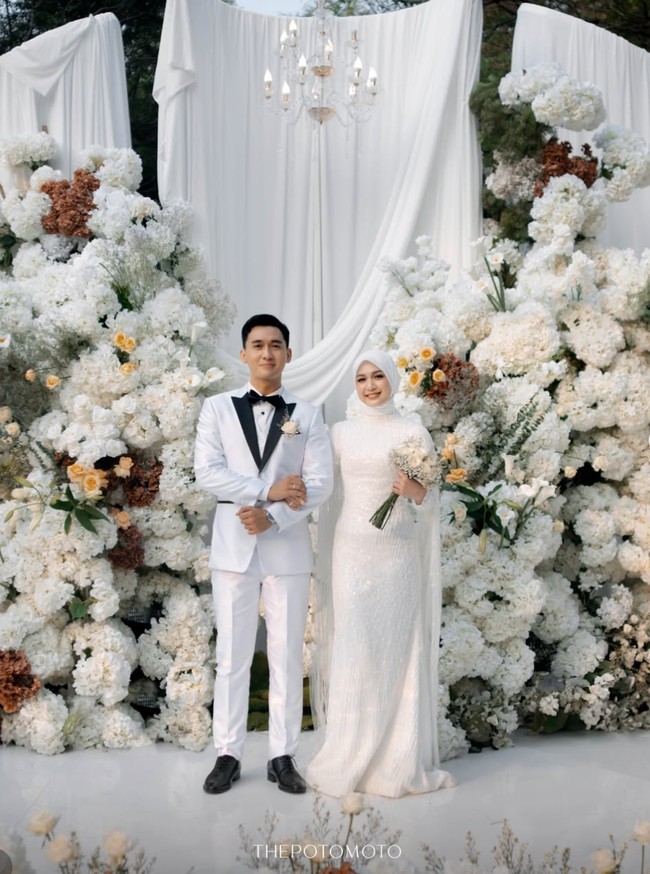 Artis Dea Annisa atau yang juga dikenal sebagai Dea Imut baru saja melepas masa lajangnya dengan menikahi sang kekasih, Mazaki. Momen bahagia tersebut dibagikan Dea ke akun Instagram pribadinya. Foto: Instagram/@deaaannisa