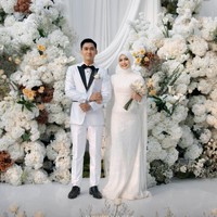 8 Potret Pernikahan Dea Annisa & Mazaki, Elegan Dengan Nuansa Putih