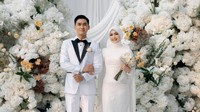 8 Potret Pernikahan Dea Annisa & Mazaki, Elegan Dengan Nuansa Putih