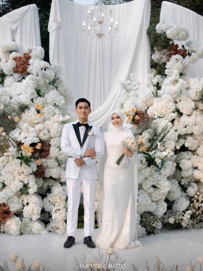8 Potret Pernikahan Dea Annisa & Mazaki, Elegan Dengan Nuansa Putih