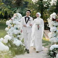 Pernikahan Dea dan Mazaki didominasi warna putih yang memberi kesan clean dan elegan. Kedua mempelai juga tampil serasi dalam balutan busana pengantin simpel. Foto: Instagram/@deaaannisa