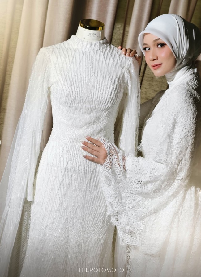 Dea Annisa tampil cantik kenakan busana serba putih. Ia memilih gaun rancangan Irene Danielle. Penampilannya makin lengkap dan santun dengan hijab yang membungkus kepalanya. Foto: Instagram/@deaaannisa