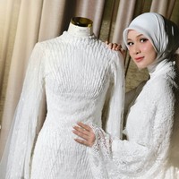 Dea Annisa tampil cantik kenakan busana serba putih. Ia memilih gaun rancangan Irene Danielle. Penampilannya makin lengkap dan santun dengan hijab yang membungkus kepalanya. Foto: Instagram/@deaaannisa