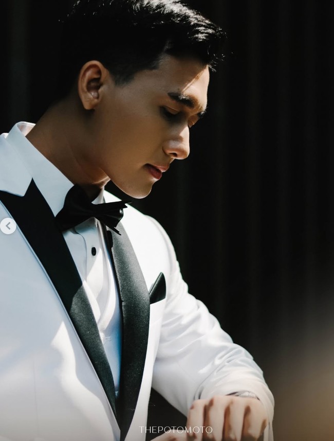 Sementara Mazaki mengenakan setelan jas  dari Bliss Tailor. Jas putih dengan kerah hitam itu dilengkapi dengan bow tie yang juga berwarna hitam. Foto: Instagram/@deaaannisa