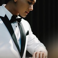 Sementara Mazaki mengenakan setelan jas  dari Bliss Tailor. Jas putih dengan kerah hitam itu dilengkapi dengan bow tie yang juga berwarna hitam. Foto: Instagram/@deaaannisa