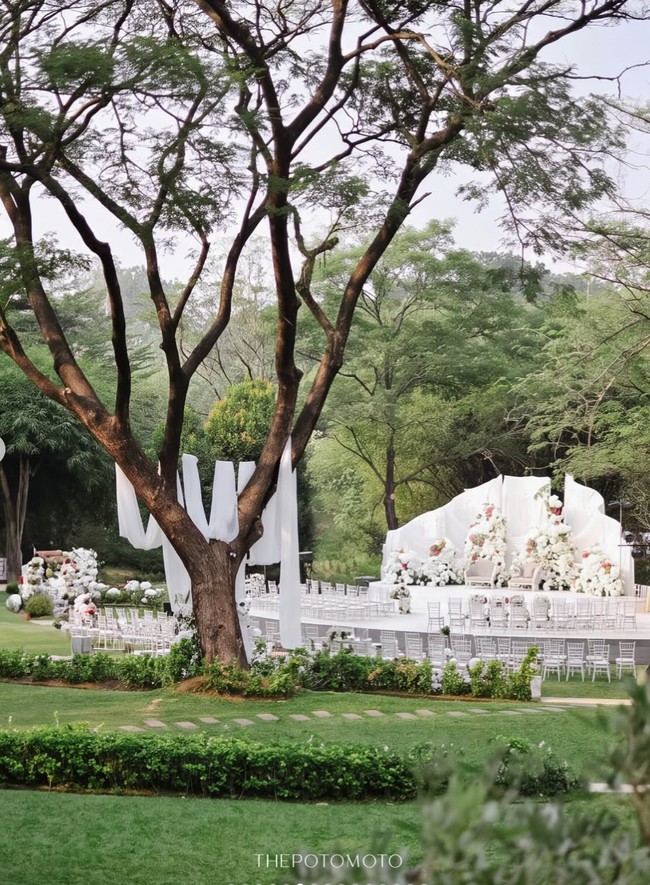 Senada dengan busana kedua pengantin, dekorasi acara juga didominasi warna putih. Dekorasi tampak simpel dihiasi bunga dan kain putih. Foto: Instagram/@deaaannisa