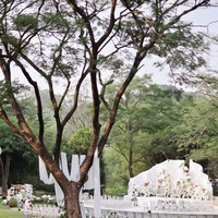 Senada dengan busana kedua pengantin, dekorasi acara juga didominasi warna putih. Dekorasi tampak simpel dihiasi bunga dan kain putih. Foto: Instagram/@deaaannisa