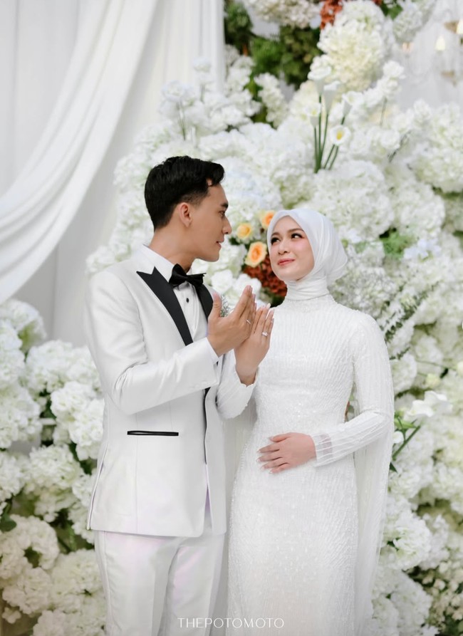 Penampilan Dea makin memukau dengan riasan soft glam. Kelopak mata menggunakan eyeshadow bernuansa cokelat hangat dan netral, dipadukan dengan eyeliner serta bulu mata yang cukup lentik. Untuk bibir, digunakan warna nude-pink kecokelatan dengan tampilan yang lembut. Foto: Instagram/@deaaannisa
