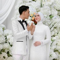 Penampilan Dea makin memukau dengan riasan soft glam. Kelopak mata menggunakan eyeshadow bernuansa cokelat hangat dan netral, dipadukan dengan eyeliner serta bulu mata yang cukup lentik. Untuk bibir, digunakan warna nude-pink kecokelatan dengan tampilan yang lembut. Foto: Instagram/@deaaannisa