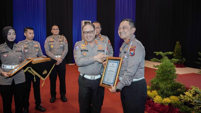 Dirlantas Polda Jatim Kombes Rahmat Hakim memberikan penghargaan kepada Kasatlantas Polrestabes Surabaya AKBP Galih Bayu Raditya