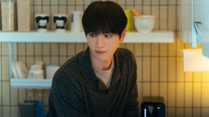 Di rumah, dia selalu memancarkan aura hangat. Bisa dibilang Namgoong Ho akan bikin kamu nyaman setiap kali pulang ke rumah hanya dengan kehadirannya. (Foto: dok. KBS2)