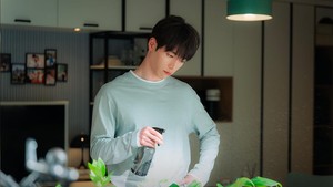 Salah satu hobi Namgoong Ho adalah merawat tanaman koleksinya, sebuah aktivitas yang gak pernah dia lewatkan setiap pagi. (Foto: dok. KBS2)