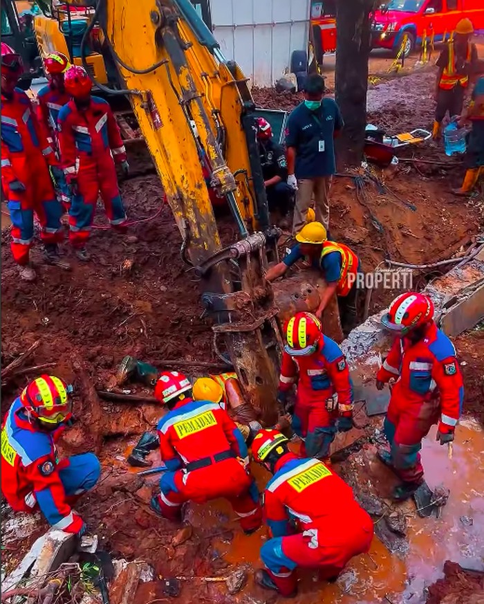 Dua pekerja proyek normalisasi saluran air tertimpa beton turap di Jakarta Timur (Jaktim). Beton itu disebut tiba-tiba roboh dan menimpa korban. (Dok. Damkar Jaktim)
