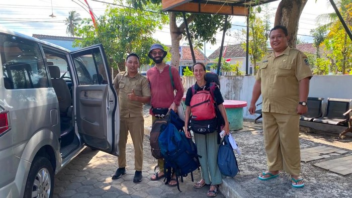 Dua turis asal Italia yang sempat kesulitan mencari transportasi umum di Banyuwangi