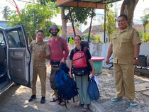 Saat Karyawan PT BSI Banyuwangi Bantu 2 Turis Italia Cari Transportasi Umum