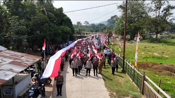 Tim Ekspedisi Merah Putih Polda Riau menjangkau warga di pesisir Sungai Subayang, Tanjung Belit Selatan, Kabupaten Kampar, Senin (10/8/2026).