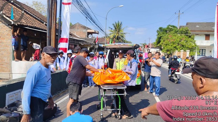 Evakuasi korban laka motor tabrak stoom walls di Jalan Godean-Kentheng, Moyudan, Sleman, Senin (10/8/2026).