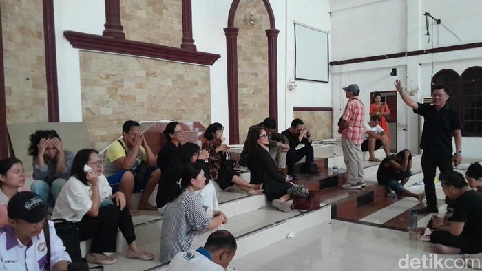 Jemaat Gereja POUK Chapel USU berdoa usai pengosongan paksa.