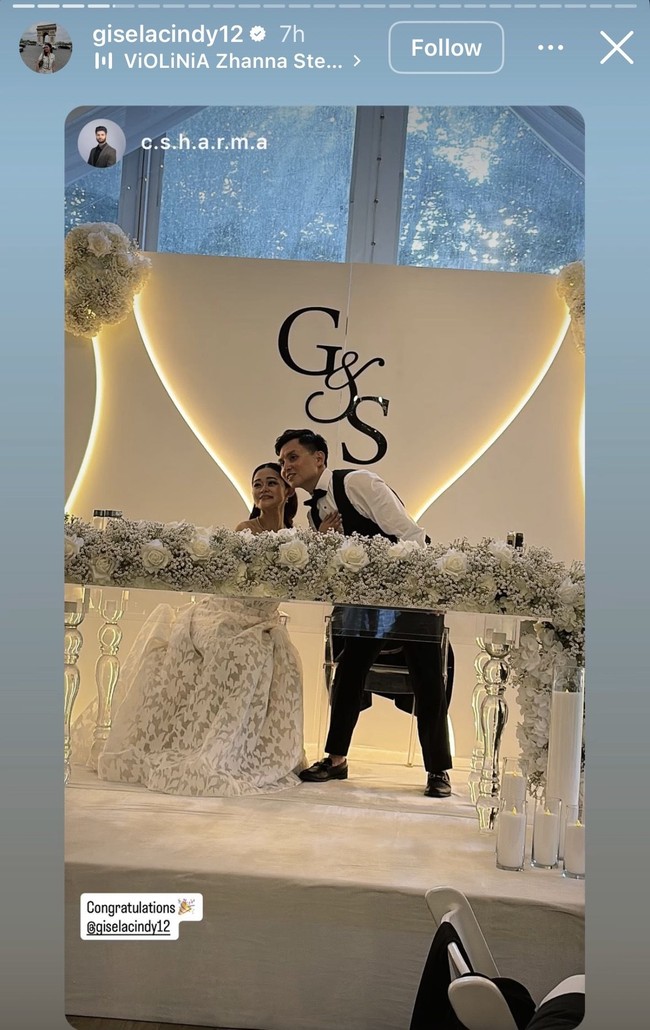 Dekorasi acara tampak simpel dengan dominasi warna putih. Bunga mawar putih dan baby breath turut menghiasi, membuat dekorasi terlihat lebih elegan. Foto: Instagram/@giselacindy12