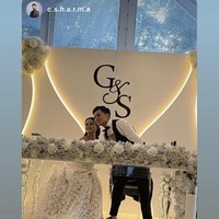 Dekorasi acara tampak simpel dengan dominasi warna putih. Bunga mawar putih dan baby breath turut menghiasi, membuat dekorasi terlihat lebih elegan. Foto: Instagram/@giselacindy12