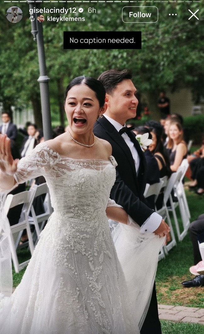 Di acara pemberkatan pernikahan, Gisela Cindy tampil dengan gaun pengantin putih berpotongan off-shoulder. Gaun tersebut dipercantik dengan payet senada. Sementara Sian mengenakan setelan jas hitam dipadukan kemeja putih dan dasi kupu-kupu. Foto: Instagram/@giselacindy12