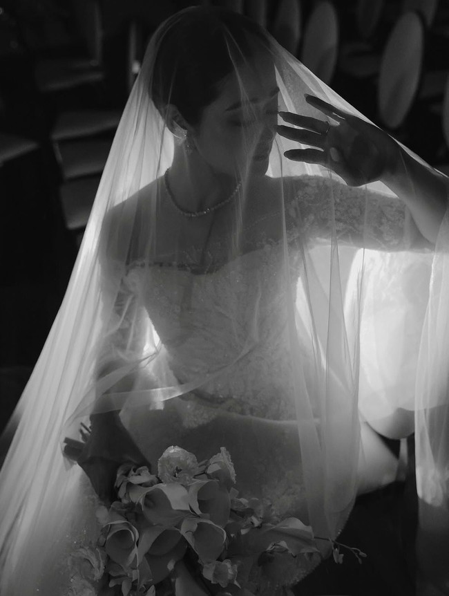 Penampilan Gisela Cindy semakin lengkap dengan veil panjang yang menutup bagian kepalanya. Foto: Instagram/@giselacindy12