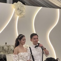 Gisela dan Sian kemudian melanjutkan dengan acara resepsi. Di acara resepsi keduanya tampil lebih santai. Foto: Instagram/@giselacindy12