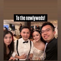 Riasan wajah Gisela Cindy juga tampak soft dengan blush on pink lembut serta lipstik nude pink. Gisela dan Sian turut berpose bersama tamu undangan yang hadir. Foto: Instagram/@giselacindy12