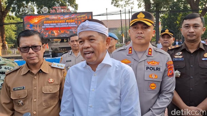 Gubernur Jabar Dedi Mulyadi usai mengikuti konferensi pers penangkapan begal yang mnewaskan warga Subang, Senin (10/8/2026)